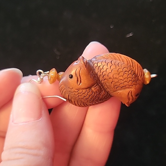 Fish wood earrings - Picture 3 of 3